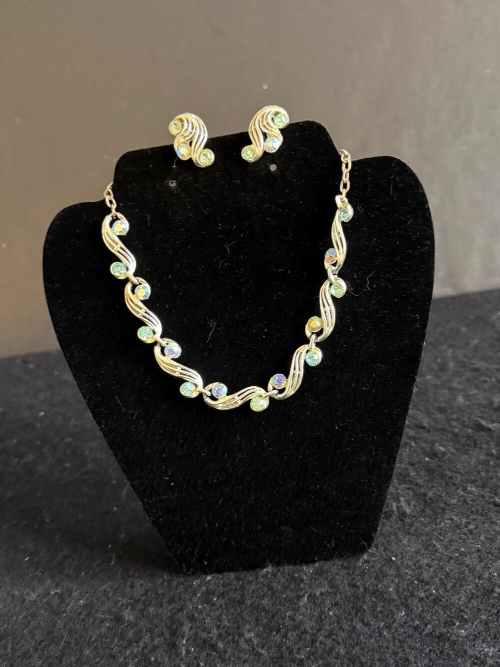 Vintage ‘Choker Style’ Silver Tone Necklace & Earrings w/Blue ‘Confetti’ Crystal - Picture 4 of 4